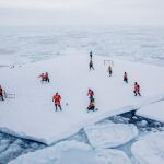 Miembros de una expedición científica noruega imporvisan en un partido de fútbol sobre una superficie helada de Groenlandia / Reuters