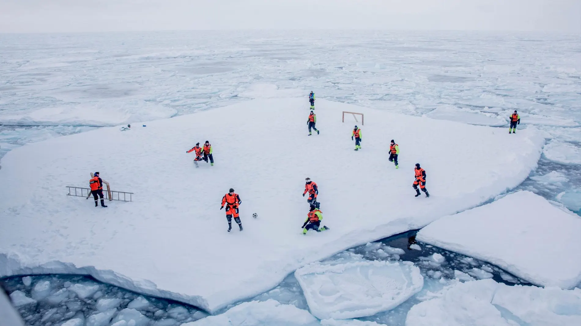Miembros de una expedición científica noruega imporvisan en un partido de fútbol sobre una superficie helada de Groenlandia / Reuters