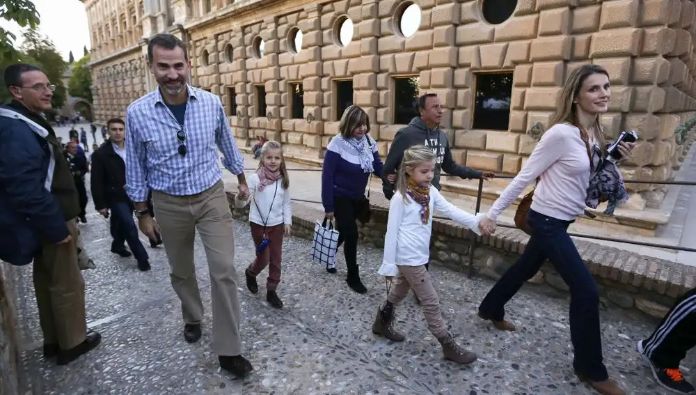 Fotografía facilitada por el Patronato de la Alhambra y el Generalife de los Príncipes de Asturias, Felipe y Letizia, con sus hijas, Leonor y Sofía (2d), paseando hoy por la Alhambra de Granada durante la visita privada que han realizado a este conjunto monumental.