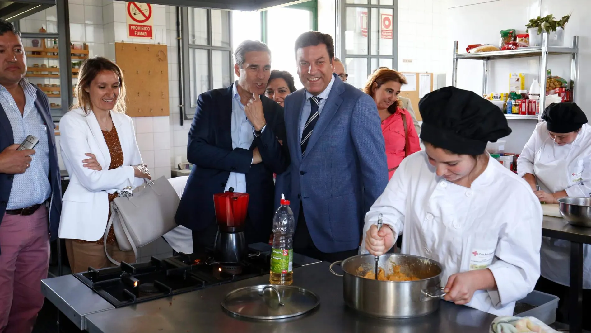 El consejero de Empleo en funciones, Carlos Fernández Carriedo, durante una reciente visita a un Centro de Empleo