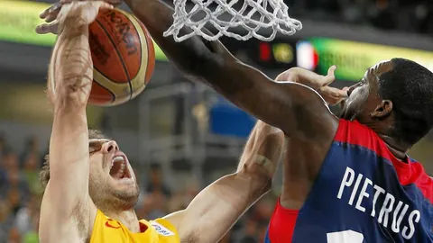 Calderón intenta anotar con una bandeja, pero sufre el espectacular tapón de Florent Pietrus
