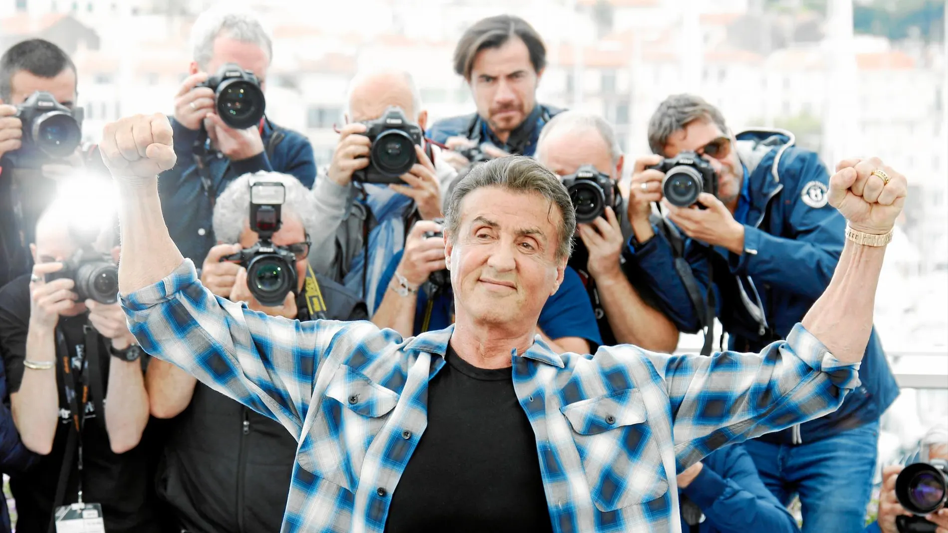 El actor acaparó los flashes de los fotógrafos en el Festival de Cannes, donde presentço la última entrega de Rambo