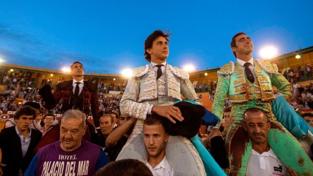 Los diestros (i-d) José Maria Manzanares, David Fandila “El Fandi” y el peruano Roca Rey salen a hombros en Jerez / Efe