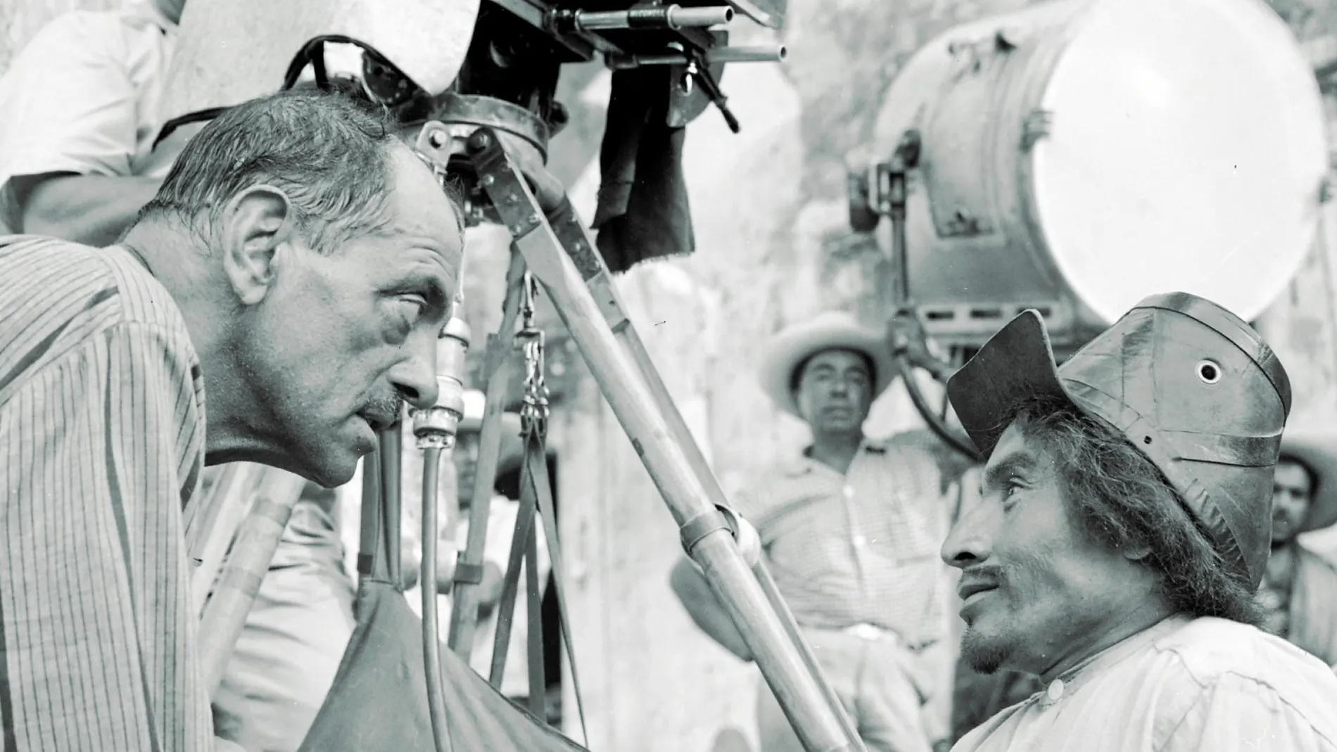 Luis Buñuel, durante el rodaje de «Nazarín», con Jesús Fernández, que dio vida a Ujo