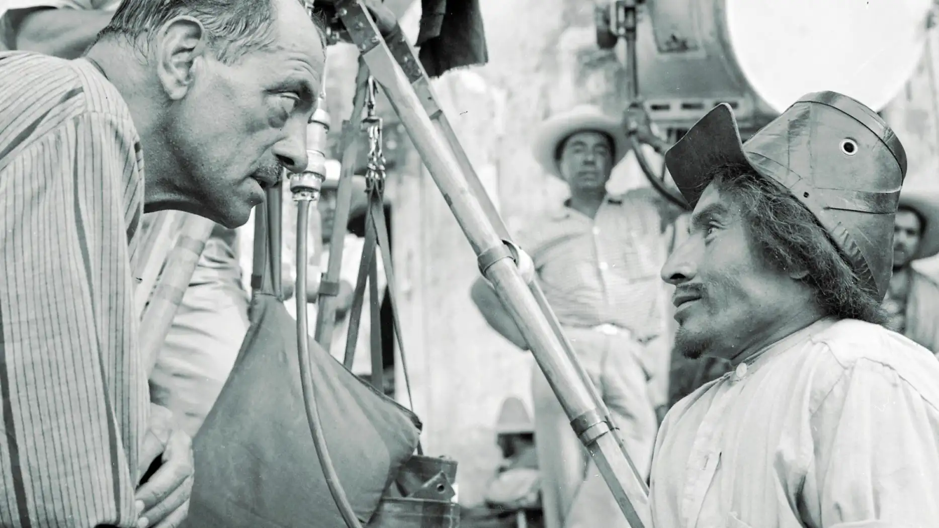 Luis Buñuel, durante el rodaje de «Nazarín», con Jesús Fernández, que dio vida a Ujo