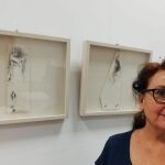 La artista lumbrerense, Teresa Navarro, junto a algunas de las obras que componen la exposición. LA RAZÓN