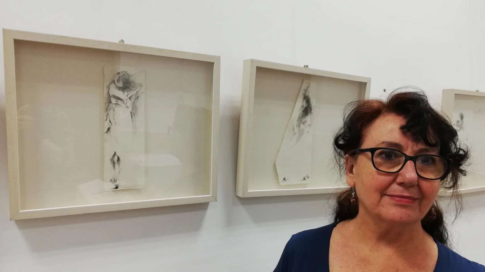 La artista lumbrerense, Teresa Navarro, junto a algunas de las obras que componen la exposición. LA RAZÓN