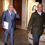 El administrador de la consultora Uniter, José González Mata (d), y el abogado de la misma, Juan Pedro Cosano (i),en marzo de 2013.