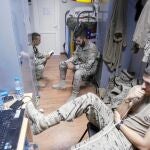 EN LA HABITACIÓN. Tres militares españoles de la base «Ruy González de Clavijo» descansan en su habitación con el ordenador y la lectura