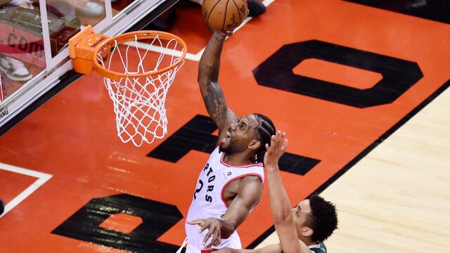 Kawhi Leonard realiza un mate.
