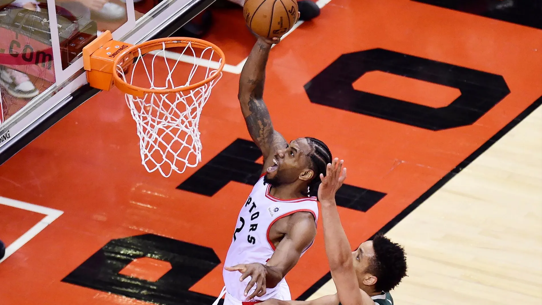 Kawhi Leonard realiza un mate.