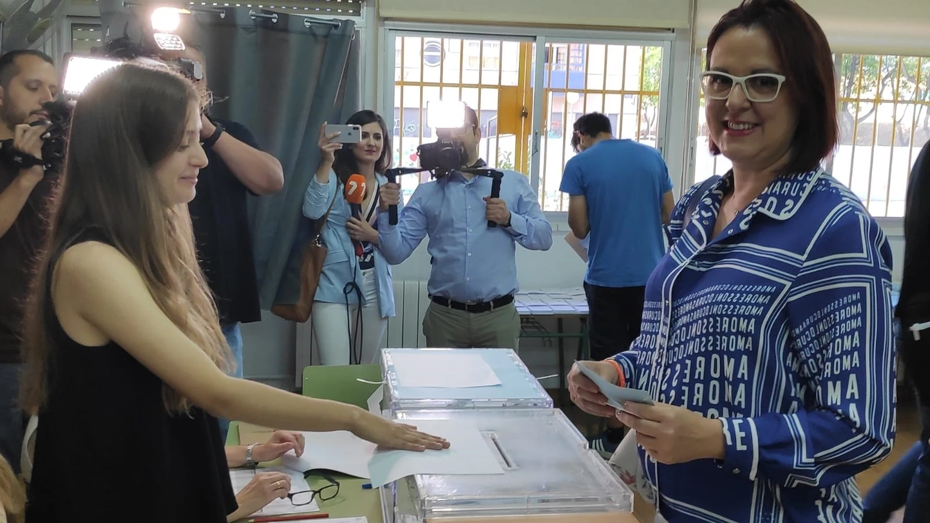 La candidata de Cs a la Presidencia de la Región, Isabel Franco, poco antes de introducir su voto en la urna