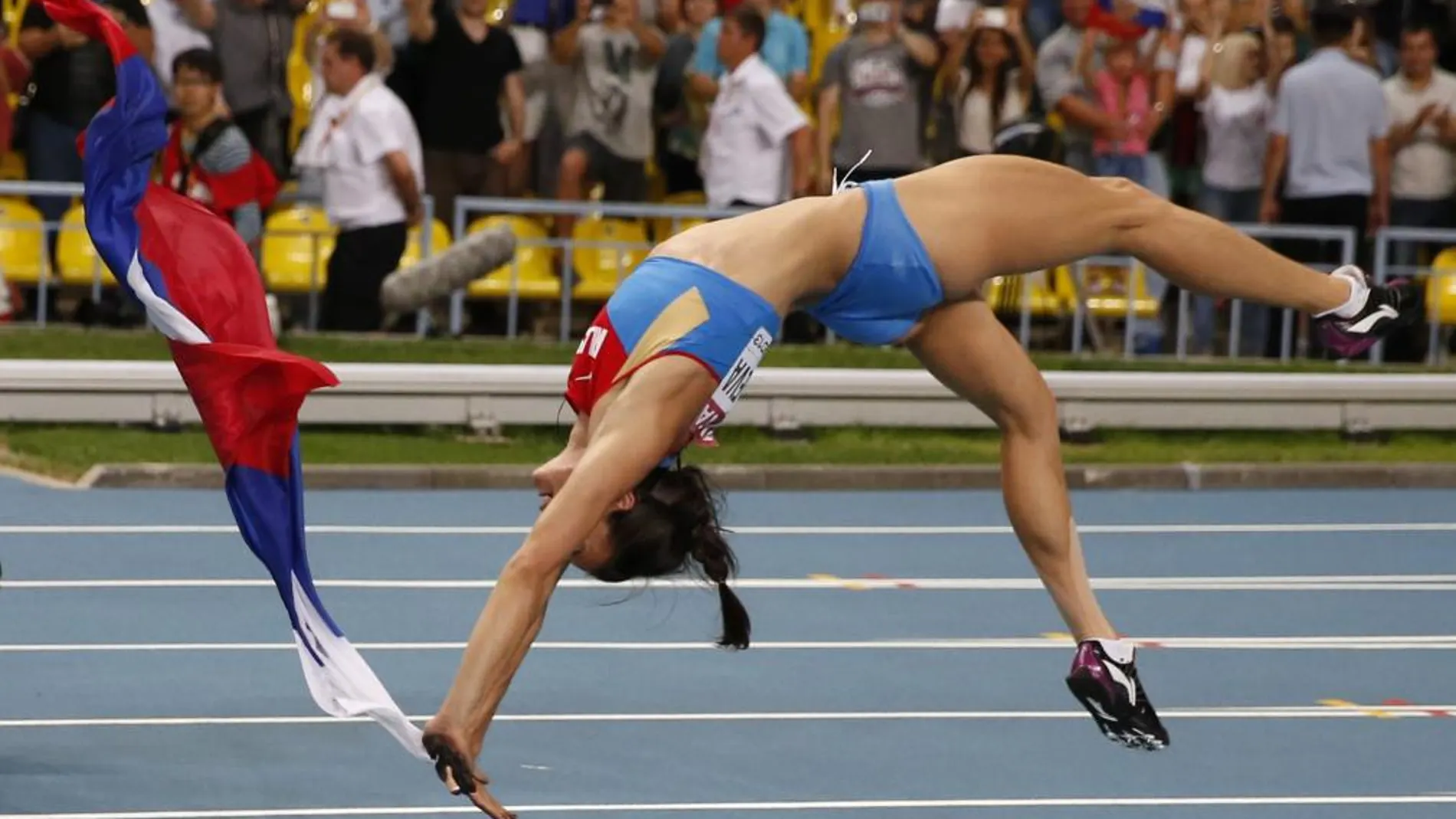 Yelena Isinbayeva celebra su medalla de oro en salto de pértiga