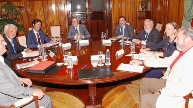 Un momento de la reunión entre el ministro Arias Cañete y la plataforma «Sevilla por su Puerto»