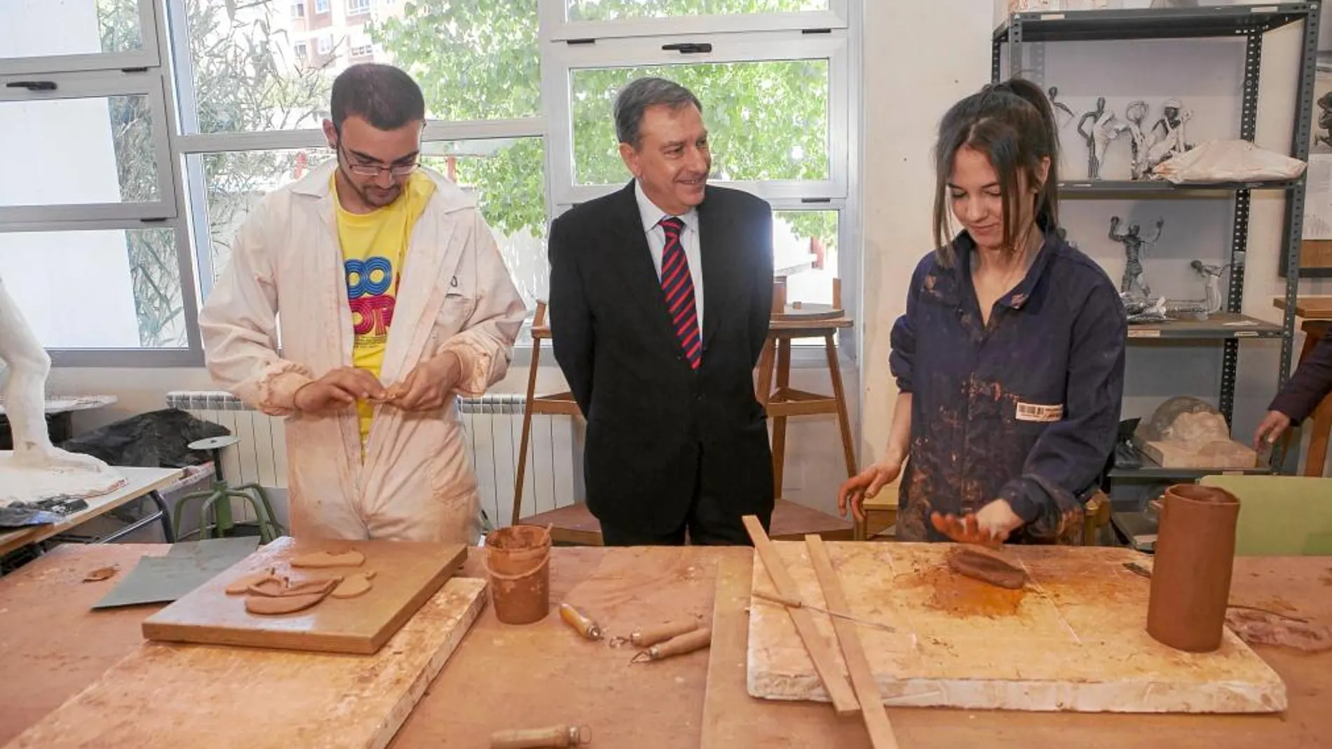 Juan José Mateos dialoga con dos alumnos del IES Delicias en Valladolid