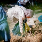 La Reina Sofía recoge basura en la campaña de SEO/BirdLife