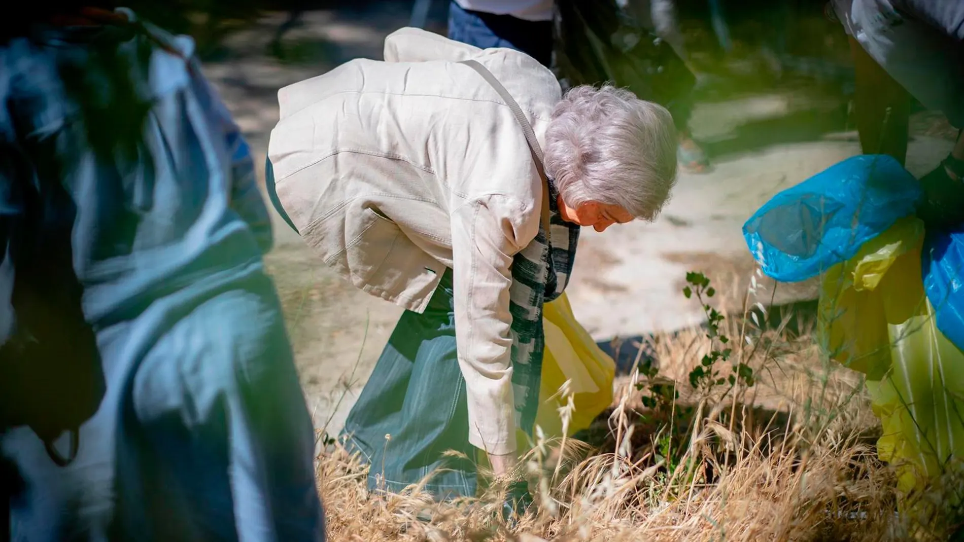 La Reina Sofía recoge basura en la campaña de SEO/BirdLife