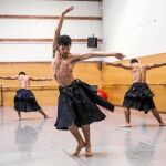 Los bailarines ensayan «Sub», de Itzik Galili, una coreografía con un elenco íntegramente masculino