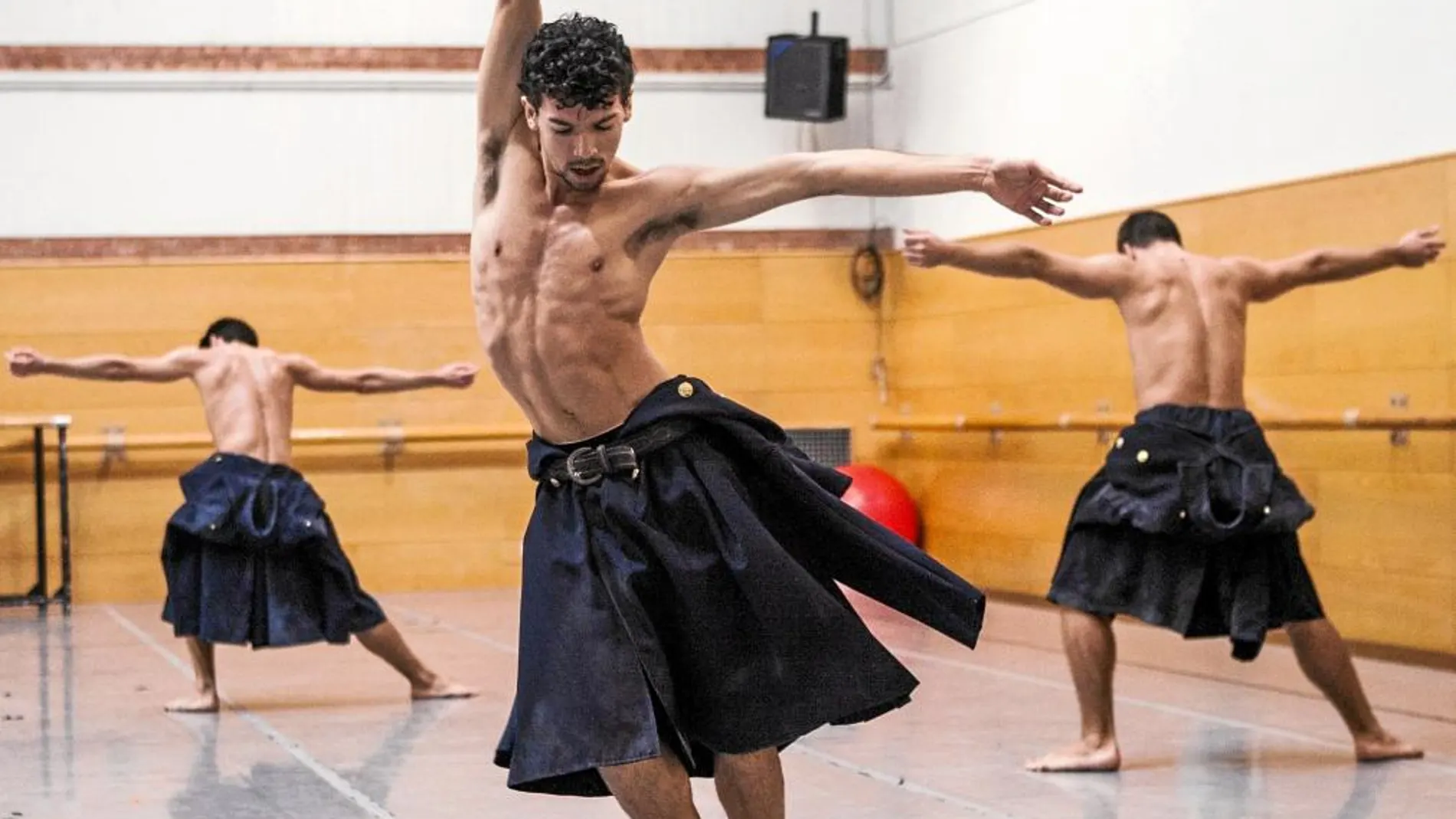 Los bailarines ensayan «Sub», de Itzik Galili, una coreografía con un elenco íntegramente masculino