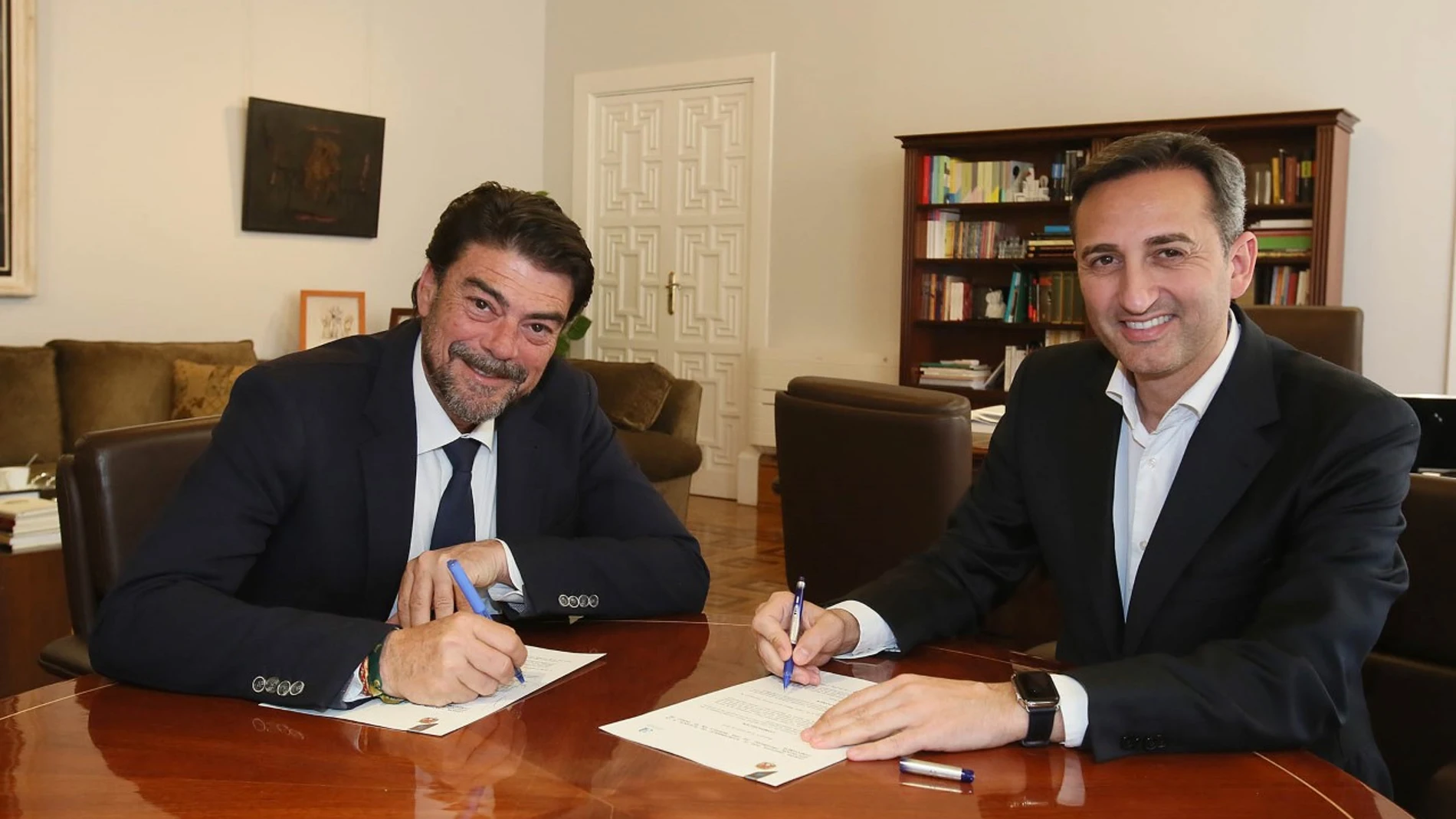 El presidente de la Diputación de Alicante, César Sánchez (derecha), acompañado por el alcalde de Alicante, Luis Barcala, en una imagen reciente