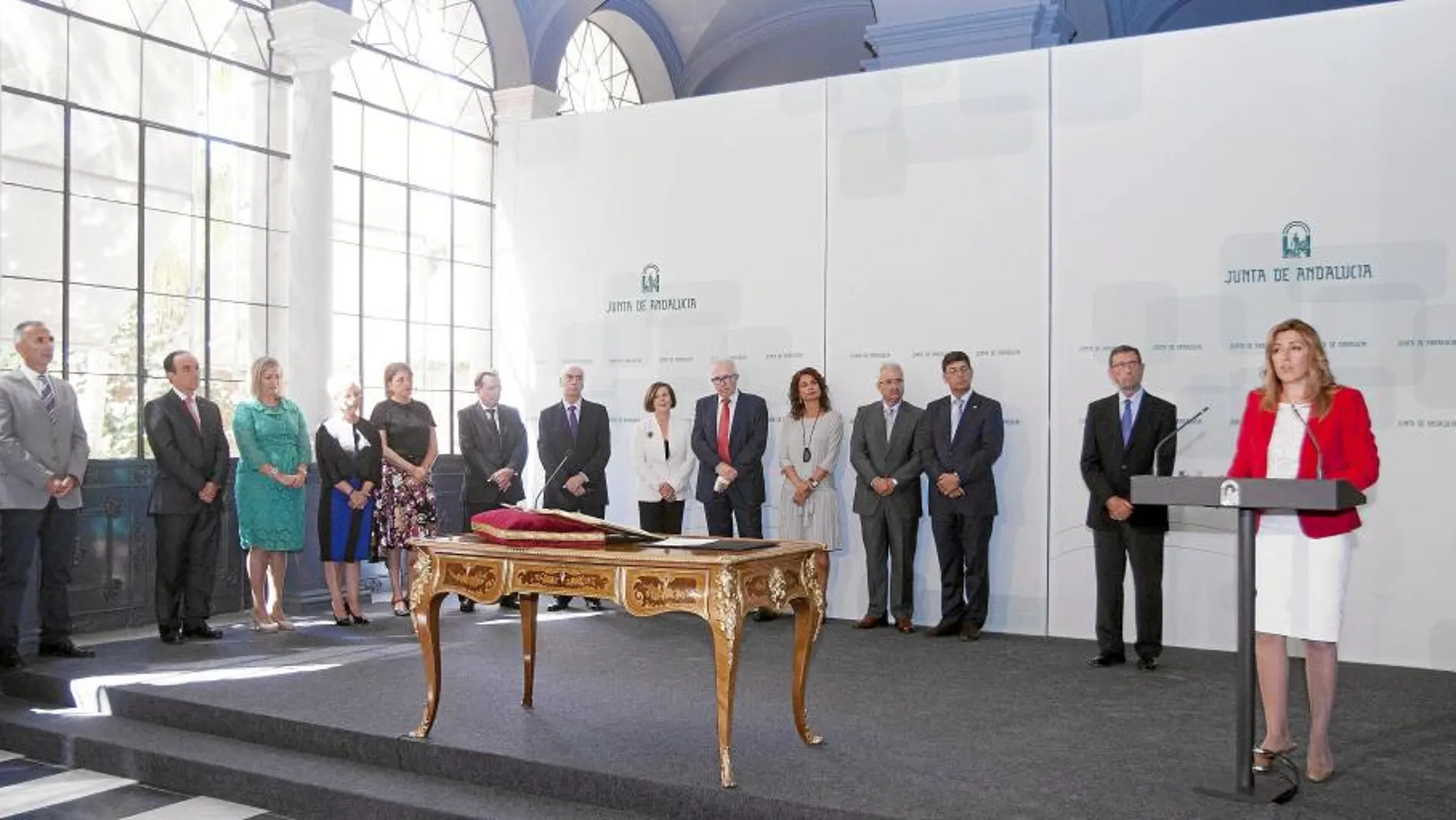 Susana Díaz pronuncia su discurso, en presencia de sus consejeros