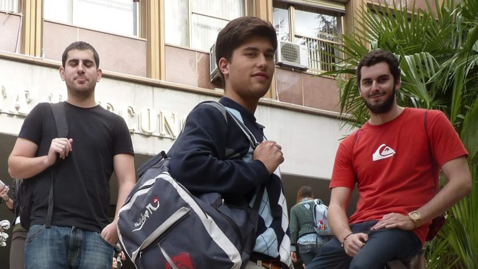 Estudiantes de Erasmus a las puertas de la facultad de la Universidad de Roma.
