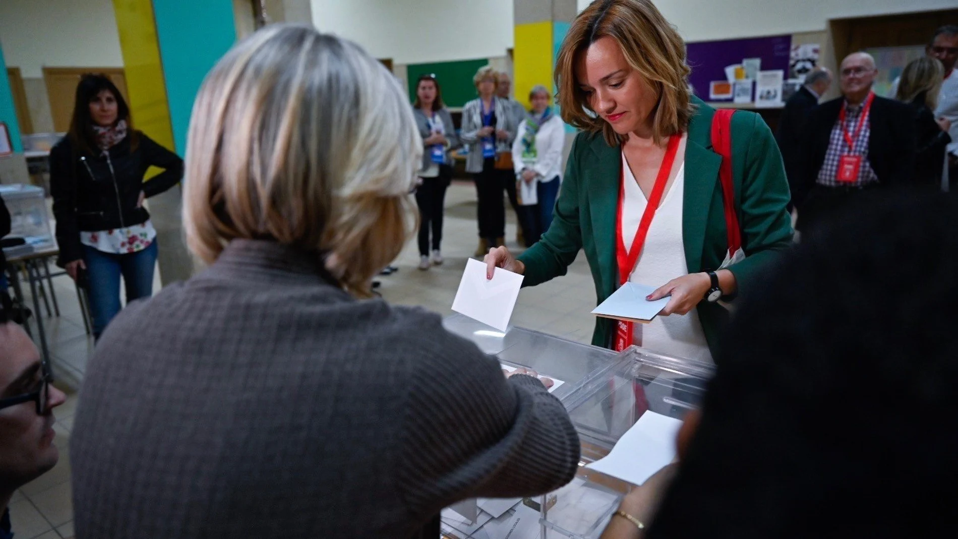 La candidata del PSOE a la Alcaldía de Zaragoza, Pilar Alegría, acude “feliz” a votar y anima a participar