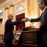 El senador de ERC Raúl Romeva, estrecha la mano al presidente del Senado Manuel Cruz, durante la sesión constitutiva de la Cámara Alta.