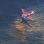 Una avioneta sobrevuela el vertido de crudo en el golfo de México del pasado año
