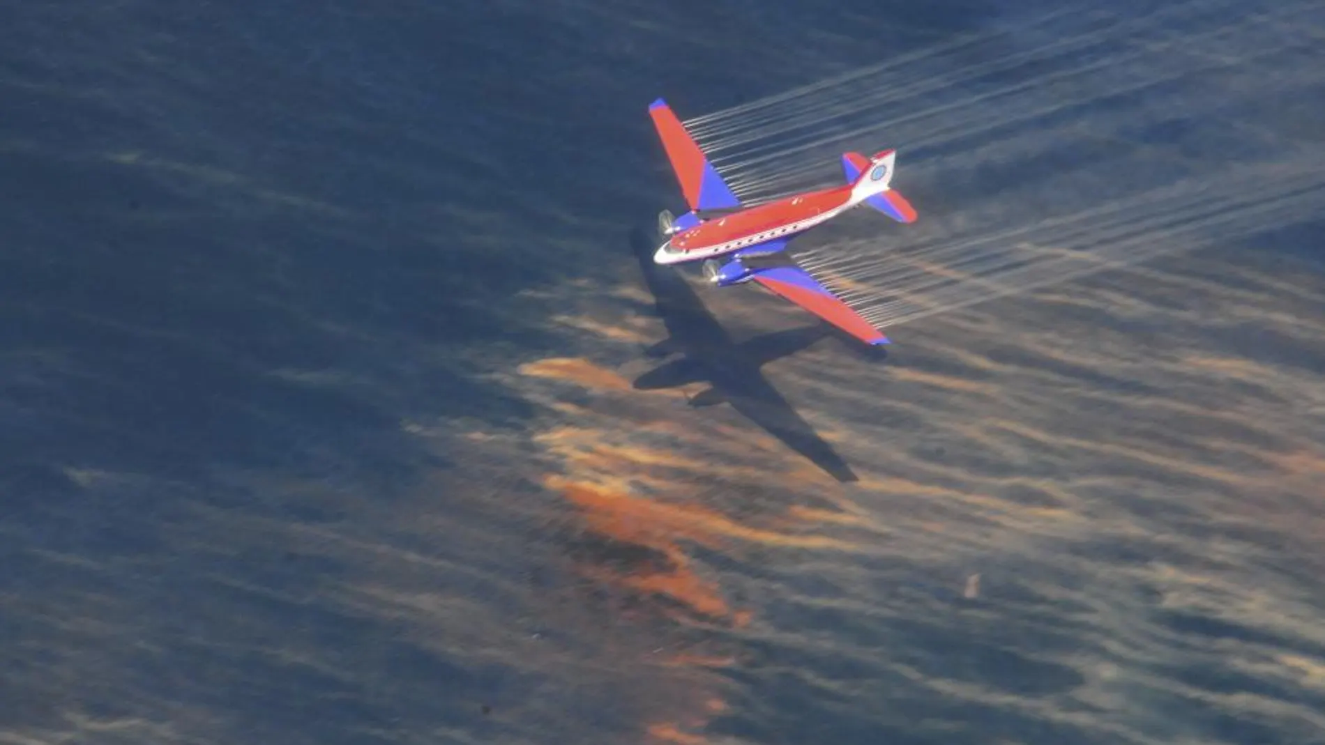 Una avioneta sobrevuela el vertido de crudo en el golfo de México del pasado año