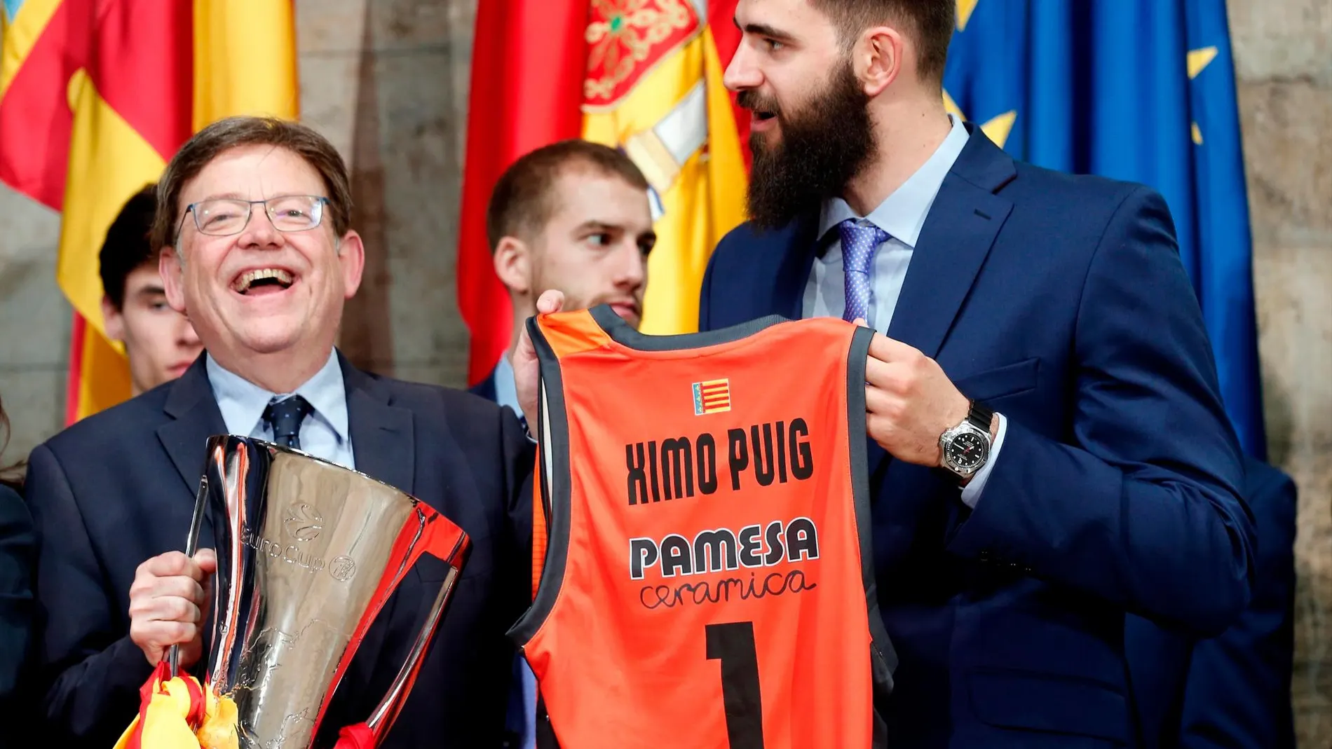 La ciudad vibró con el campeón europeo en la gran fiesta del baloncesto valenciano