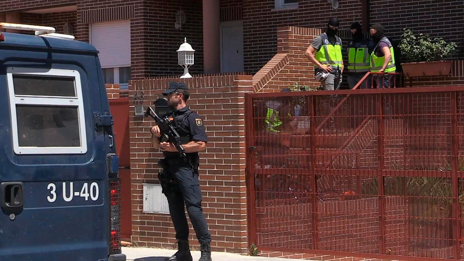 La Policía Nacional durante el registro en la urbanización Prado Norte en Algete (Madrid), dentro de la operación contra una célula dedicada a la financiación de grupos yihadistas/Efe