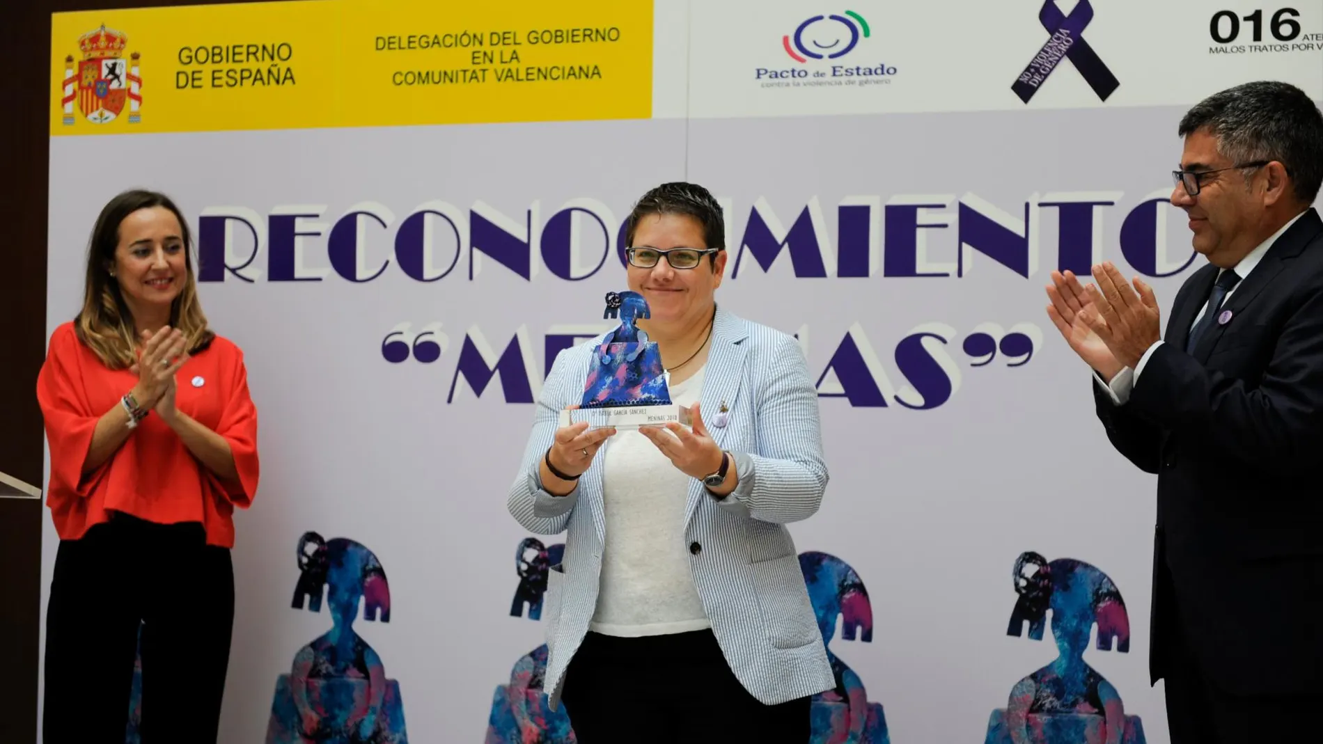 La diputada Isabel García, en una imagen de archivo, recibe el premio Meninas por su lucha contra la violencia machista