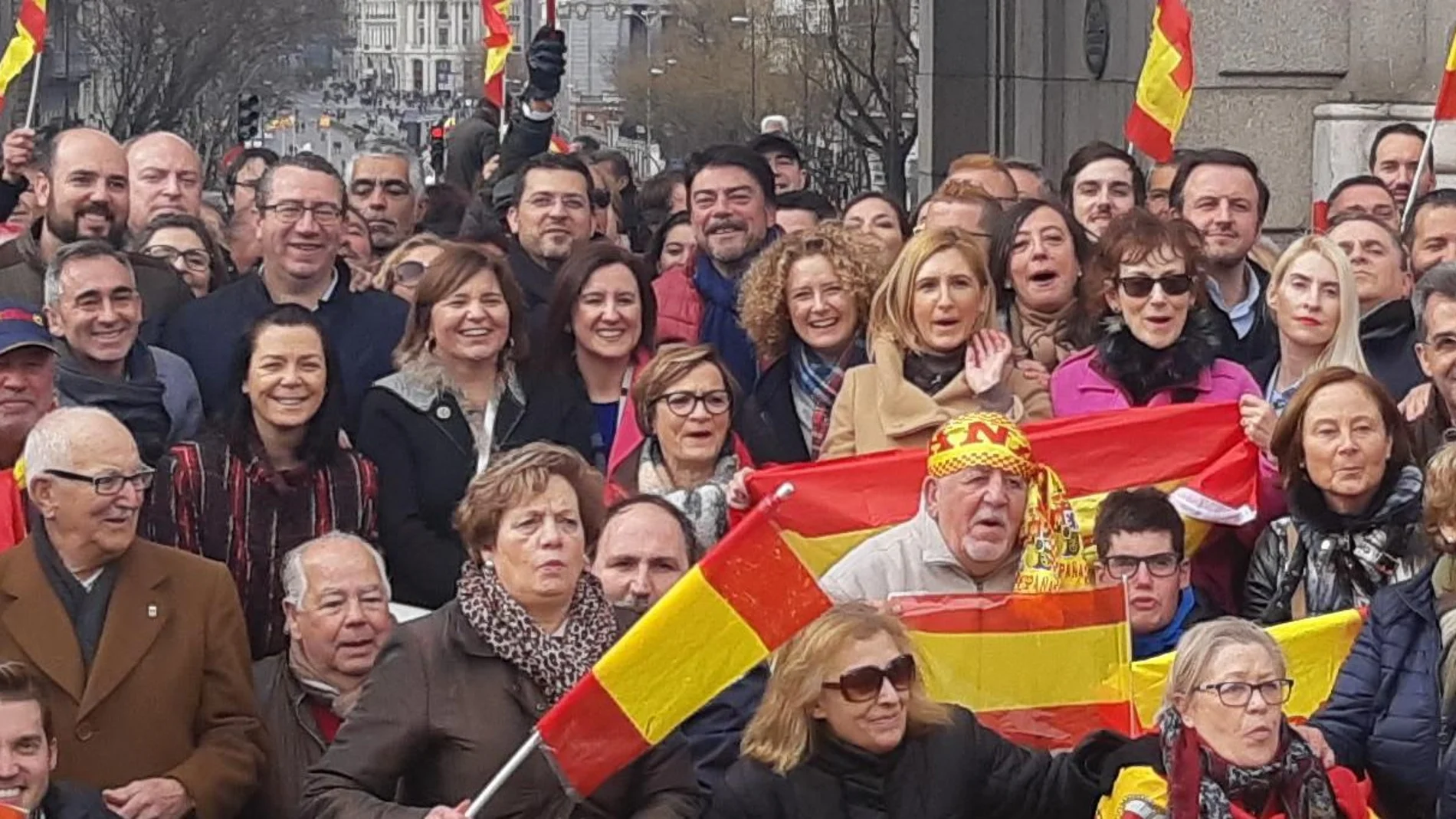 La presidenta del PPCV, Isabel Bonig, asistió ayer junto a la candidata a la Alcaldía de Valencia, María José Català, a la manifestación en Madrid en defensa de la unidad de España