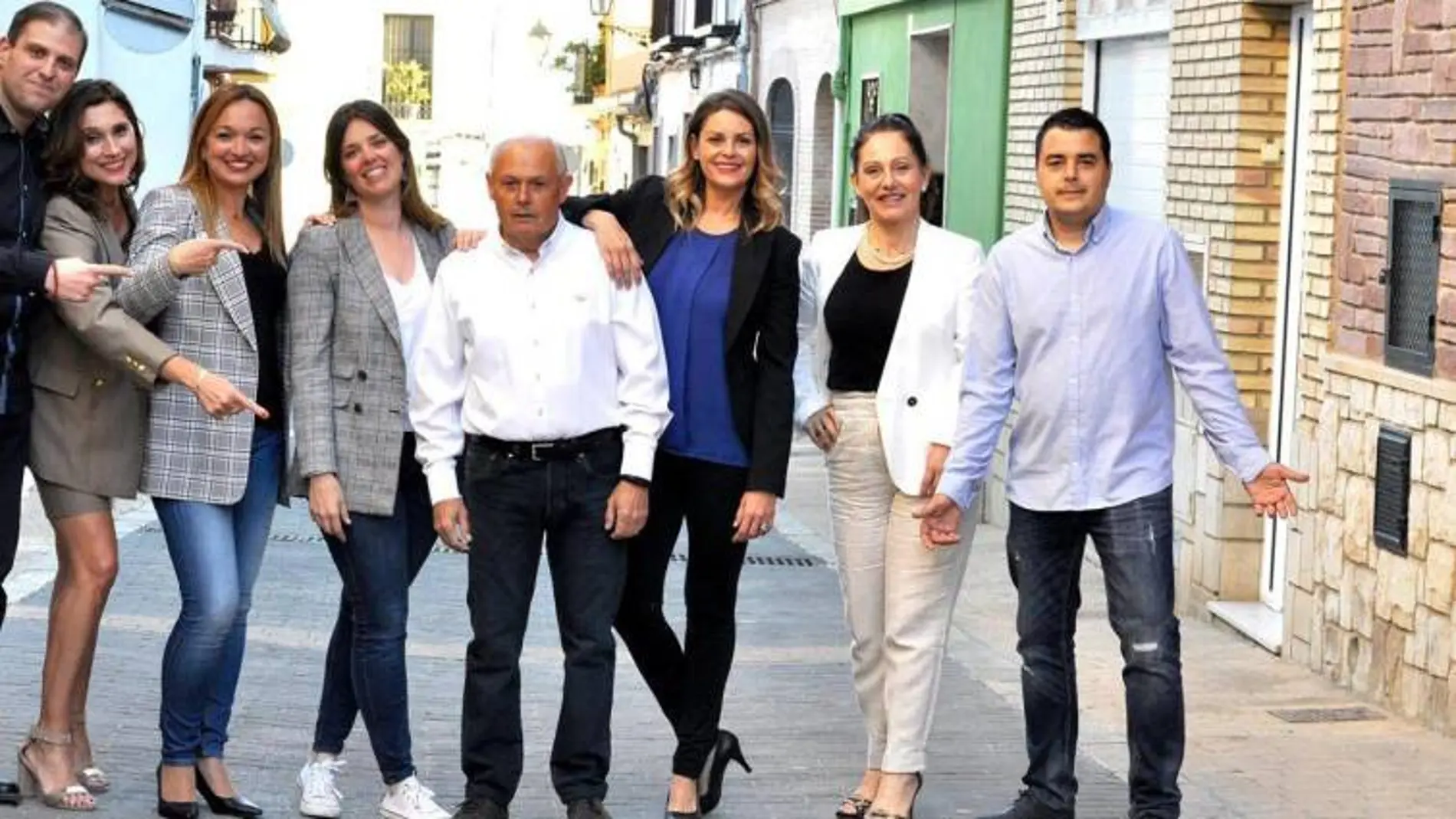 El entonces candidato del Partido Popular a alcalde de Rocafort Agustín Aliaga, junto a algunos miembros de su candidatura durante la campaña