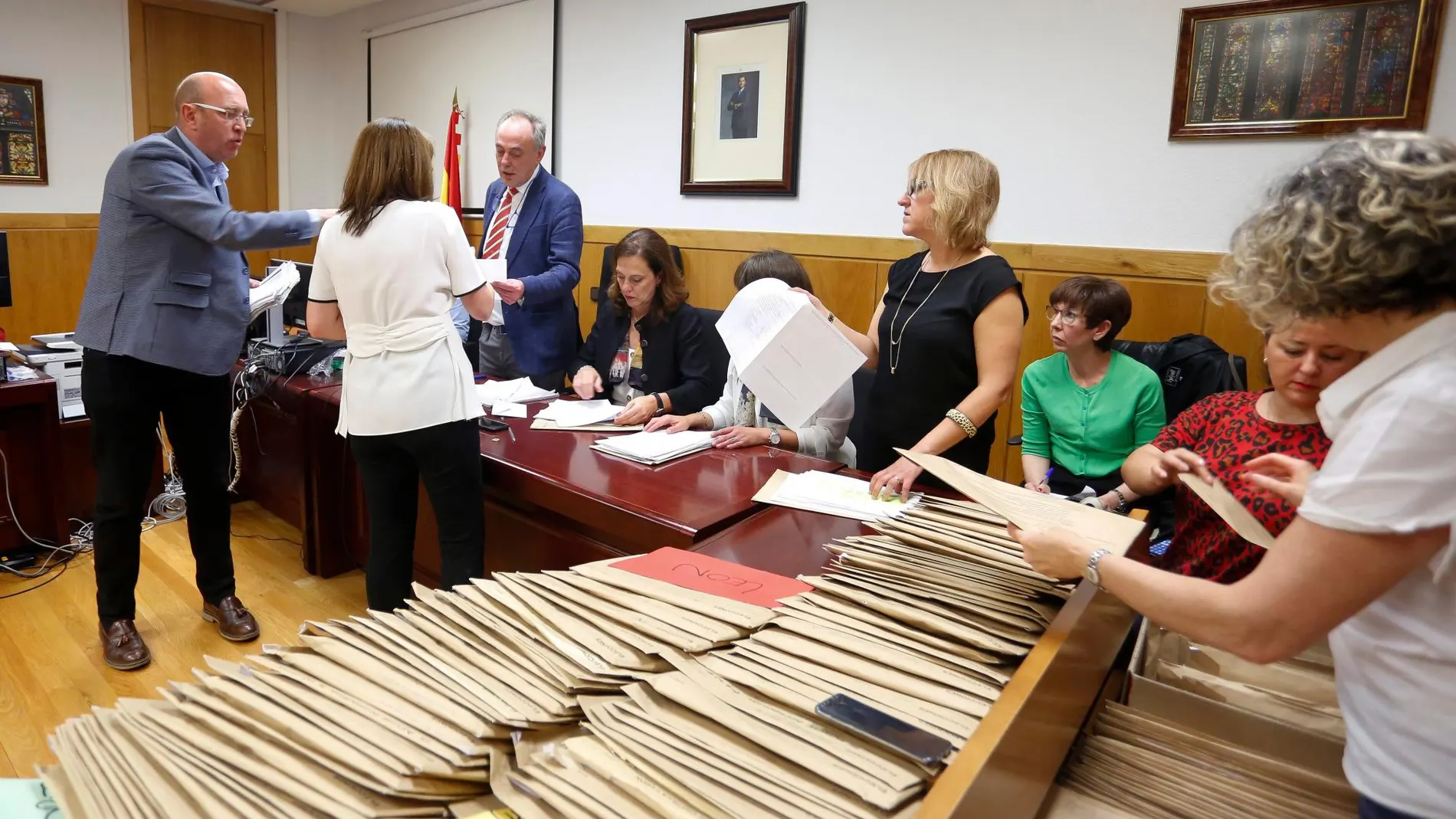 Momento del recuento de votos celebrado en el Juzgado de León tras el fallo de los sistemas informáticos en la jornada electoral
