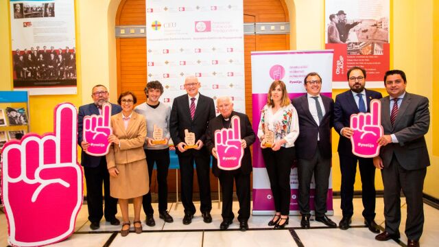 Los representantes de las asociaciones educativas que conforman #YoElijo, junto a los premiados, ayer, tras la entrega de los galardones