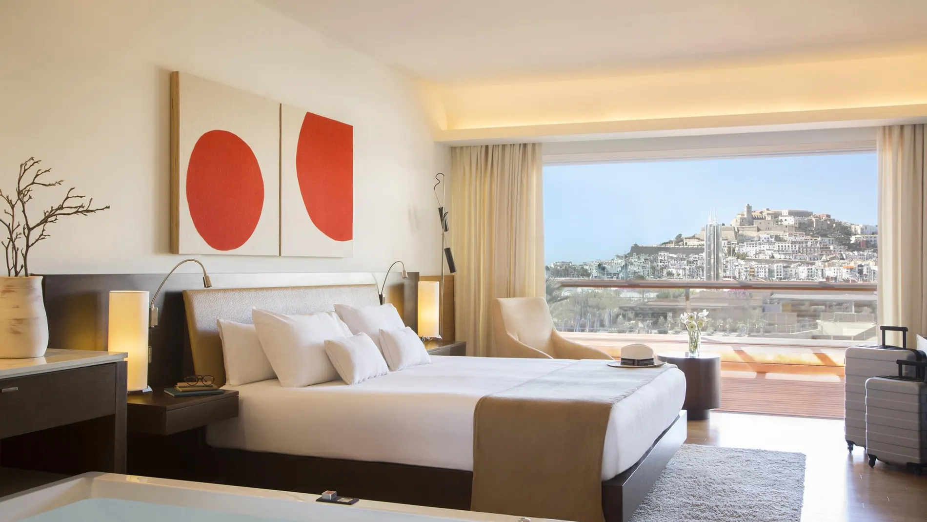 Es el único hotel Gran Lujo de la isla: esta distinción se consigue sacando la máxima puntuación recogida en la Ley del Turismo balear / Ibiza Gran Hotel