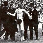 El primer «streaker» fue Michael O'Brien, que saltó desnudo al campo del Tottenham en 1974