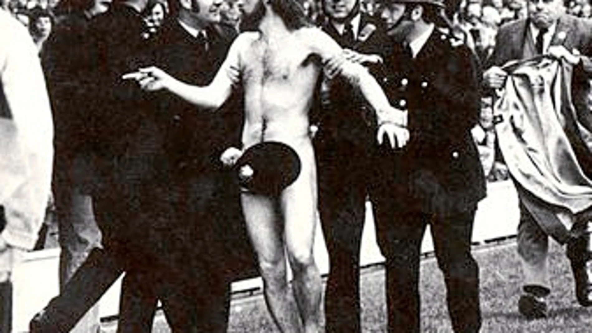 El primer «streaker» fue Michael O'Brien, que saltó desnudo al campo del Tottenham en 1974