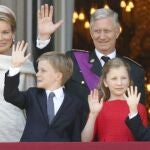 La Reina Fabiola, la princesa Eleonore, la Reina Mathilde, el príncipe Gabriel, el Rey Felipe, la princesa Elisabeth, el principe Emmanuel, el Rey Alberto II y la Reina Paola saludan desde el balcón del Palacio Real.