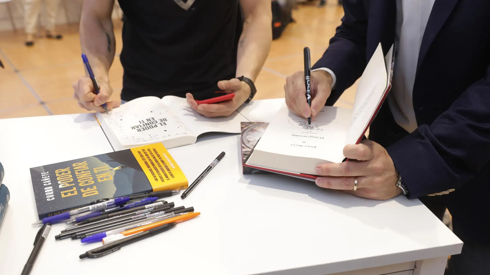 Autores firmando para la iniciativa "Busca, encuentra y lee"/ Jesús Gómez Feria