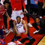 Kawhi Leonard mira cómo entra su canasta