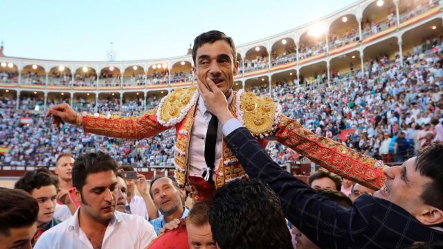 El diestro Paco Ureña sale por la puerta grande en el trigésimo segundo festejo de la Feria de San Isidro / Foto: Rubén Mondelo
