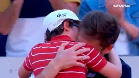 El abrazo entre padre e hijo que puso en pie a París