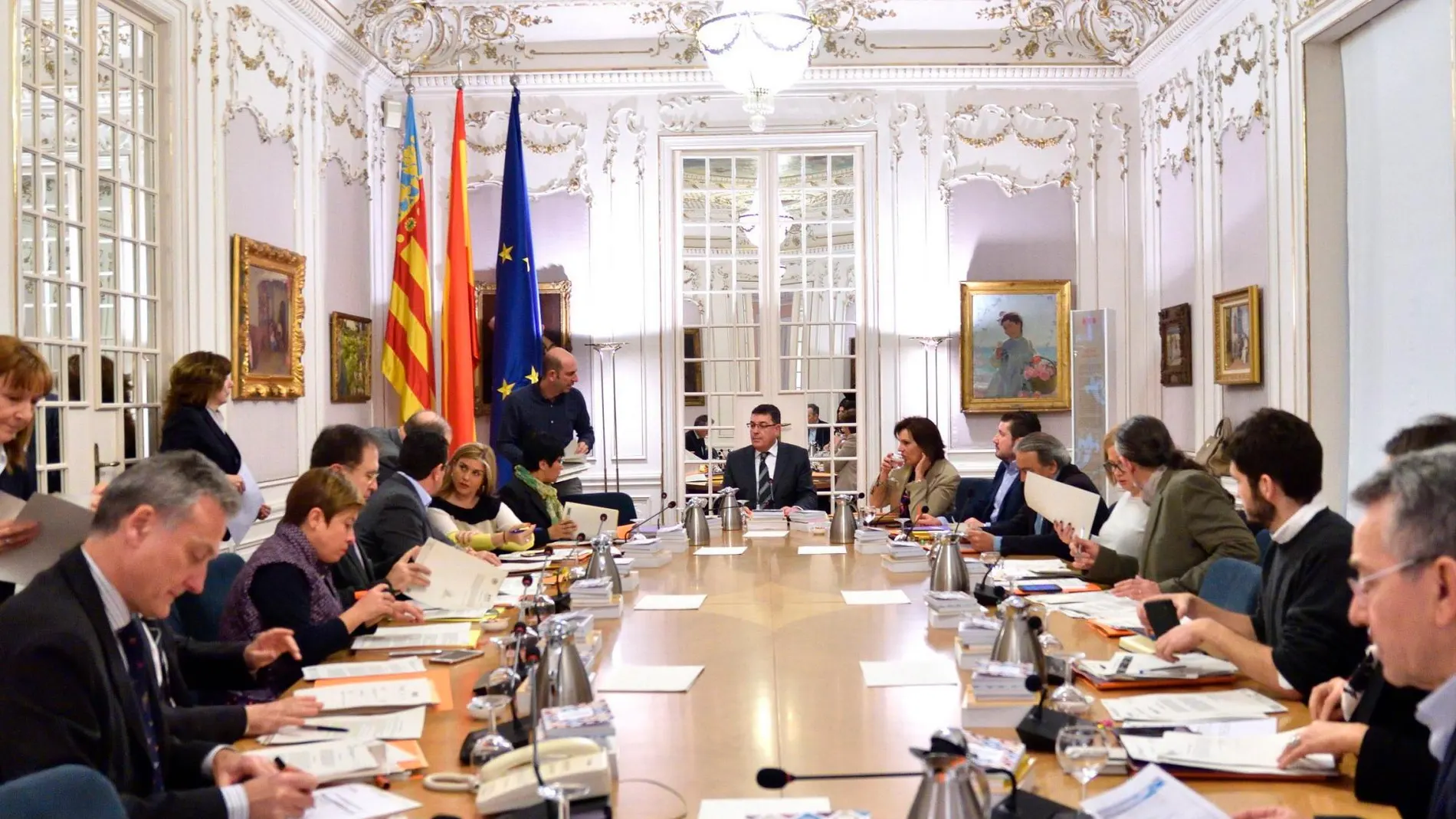 Los grupos de Les Corts mostraron su extrañeza de que la cumbre entre el Gobierno y la Generalitat no incluya la financiación.