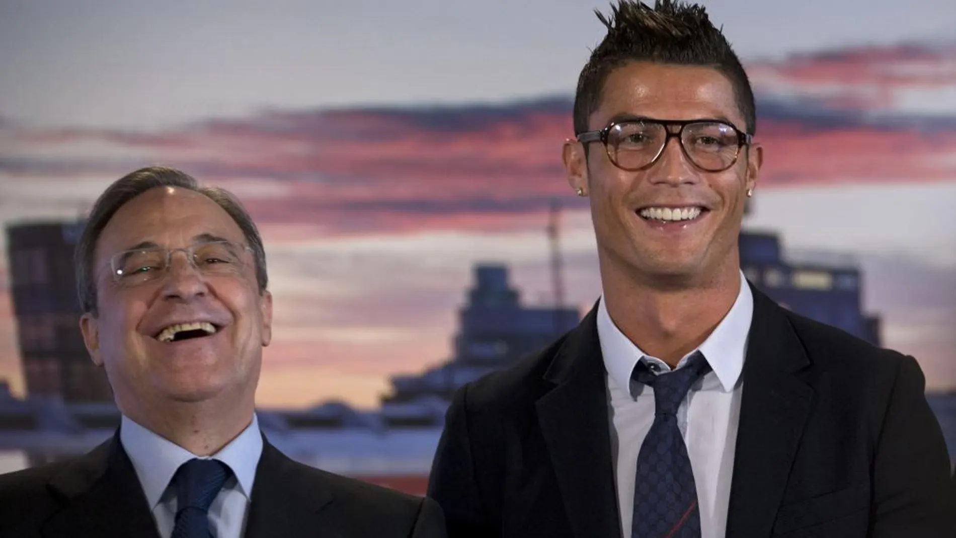 Cristiano Ronaldo con Florentino Pérez tras la firma del contrato