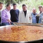Los dirigentes del PSOE observan la paellera en la que se cocinó la comida que degustaron durante la Fiesta de la Rosa en Coca