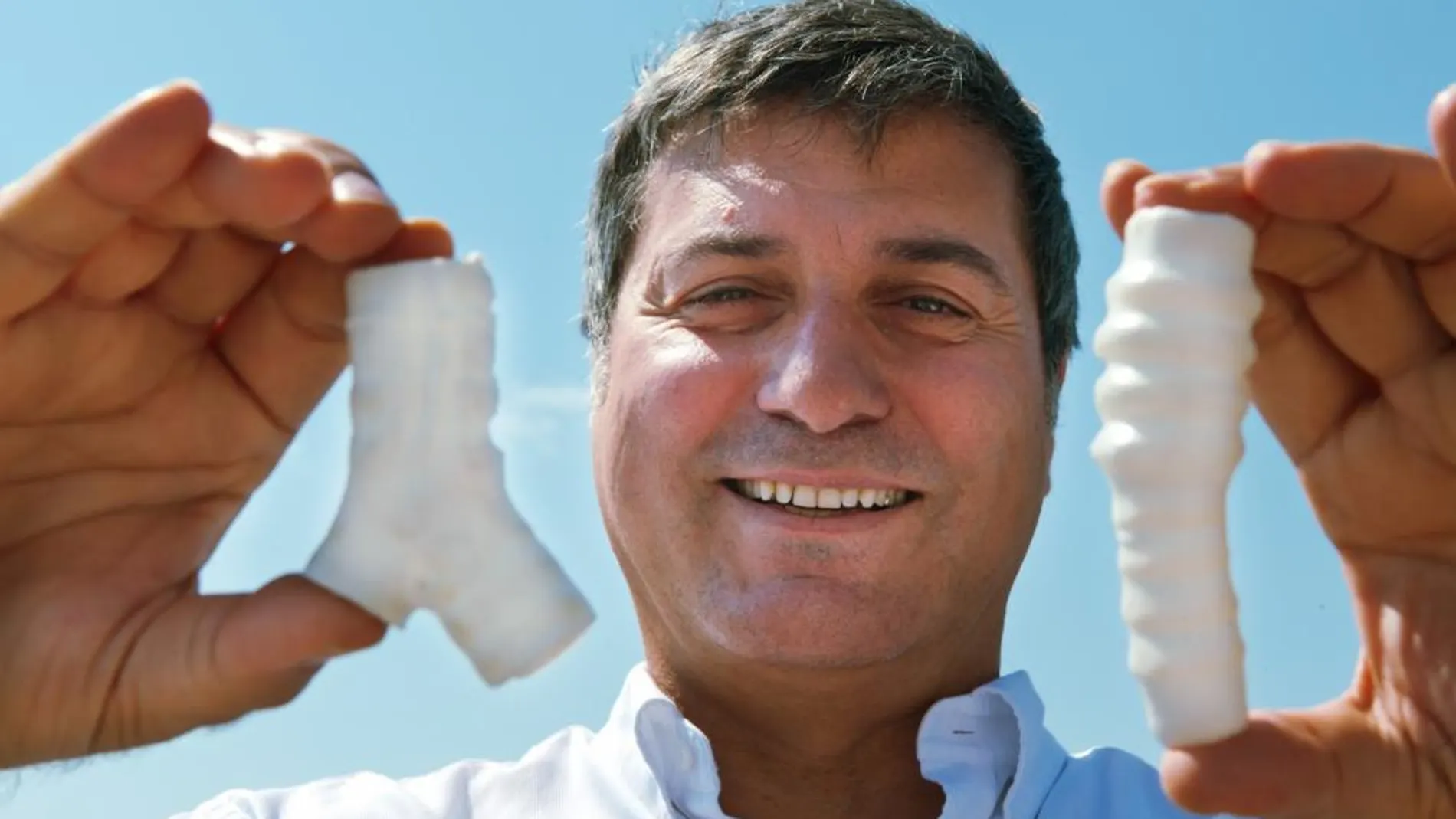 El profesor Paolo Macchiarini con dos estructuras artificiales empleadas en trasplantes