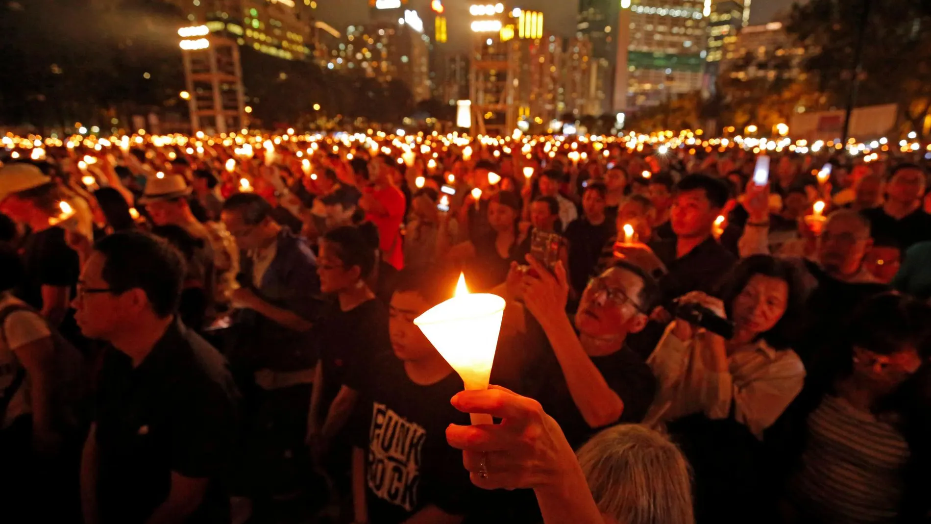Una multitudinaria vigilia en el parque Victoria de Hong Kong en recuerdo de las víctimas de Tiananmen
